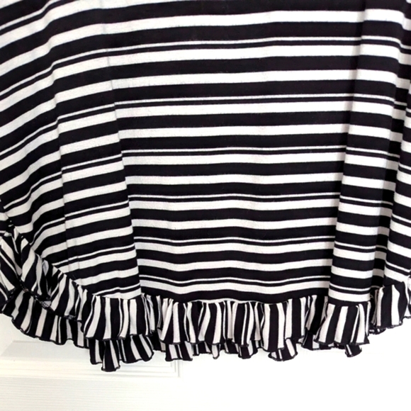 Cable & Gauge Women's (Medium)Top/Tshirt With Ruffled Sleeves & Bottom Hem - Picture 7 of 12